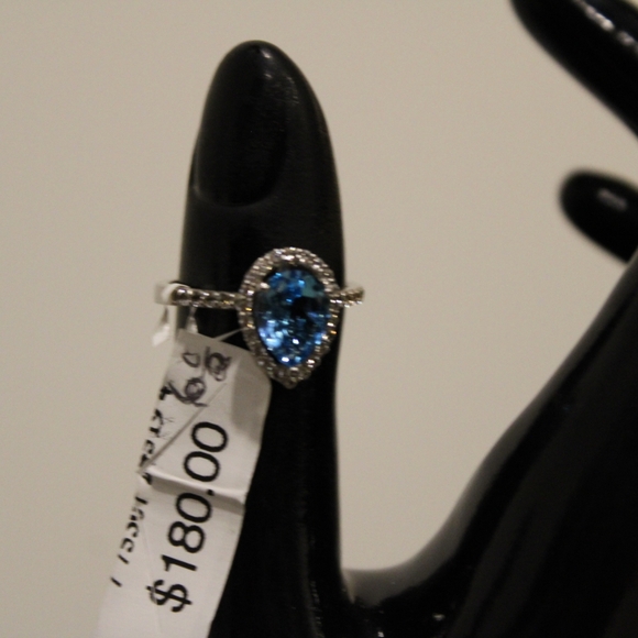 Brand new, beautiful ring with two color Topaz 💍 - Picture 2 of 4